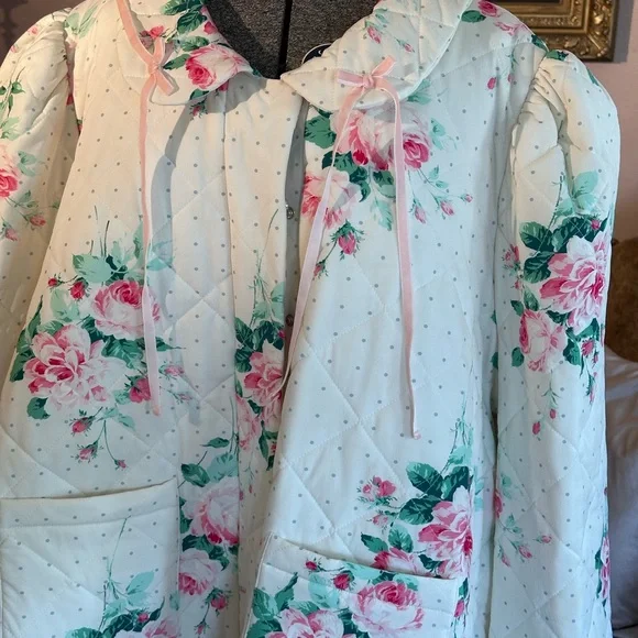 Past Season Selkie The House Coat in Roses and White Quilted Fabric. Fabulous! - Picture 4 of 9